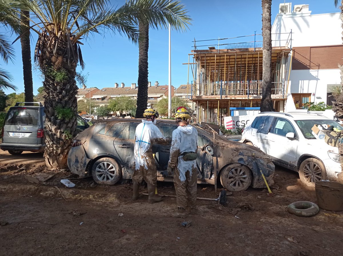 112cmadrid's tweet photo. Las #BrigadasForestalesCM desplazadas a 📍 #Paiporta realizan tareas de limpieza de calzadas y alcantarillado. 🎥

Desde aquí todo nuestro apoyo a los integrantes del operativo que sigue trabajando en #Valencia.

#ASEM112 https://t.co/UbT4p9vsgb