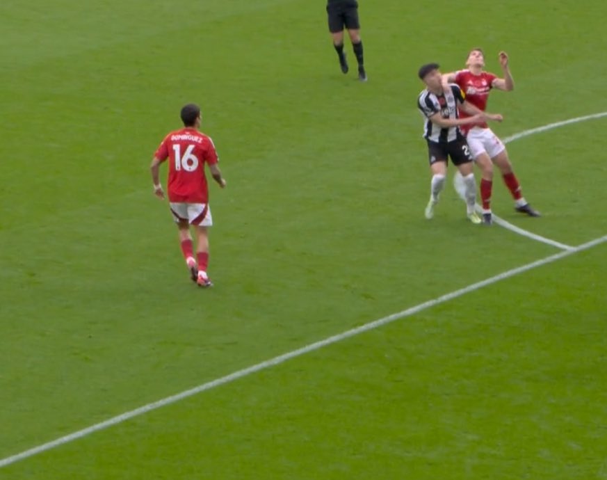 AaronJStokes's tweet image. Anthony Taylor disasterclass in that first-half. Yates not even on a booking despite two really poor challenges. Unsure how that Elanga foul on Willock hasn't been reviewed... #NUFC