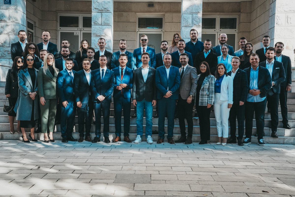 3️⃣. Zajednička sjednica Predsjedništava <a href="/HDZmladez/">Mladež HDZ</a> i <a href="/MladezHDZBIH/">Mladež HDZ BiH</a> u Posušju: Zajedništvo 🇭🇷 naroda je dio našeg nacionalnog identiteta kojeg ćemo nastaviti snažno baštiniti*