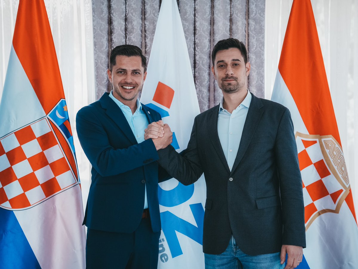 MladezHDZBIH's tweet photo. 3️⃣. Zajednička sjednica Predsjedništava @HDZmladez i @MladezHDZBIH u Posušju: Zajedništvo 🇭🇷 naroda je dio našeg nacionalnog identiteta kojeg ćemo nastaviti snažno baštiniti* https://t.co/kGW6n6KeII