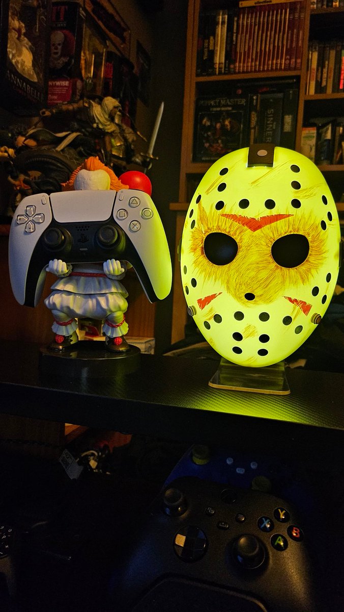 RyanActually1's tweet image. Needed some more horror related merch to adore my room so i got this neat #JasonVorhees Hockey Mask from #FridayThe13th films (well from 3 onwards). I like i can have it on a stand or wall mount should the mood change. #Horror #HorrorMovies #HorrorGamer #VideoGames #HorrorMerch
