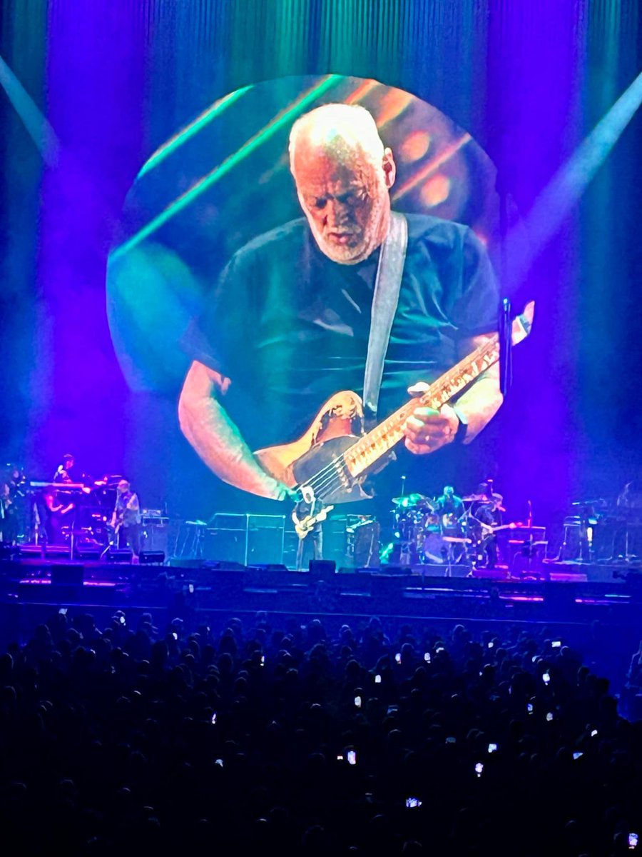 FunkyPesto67's tweet photo. So thrilled to see @davidgilmour last night at MSG. Great performance from all. #@GilmourTour https://t.co/eLMCqXAEjK
