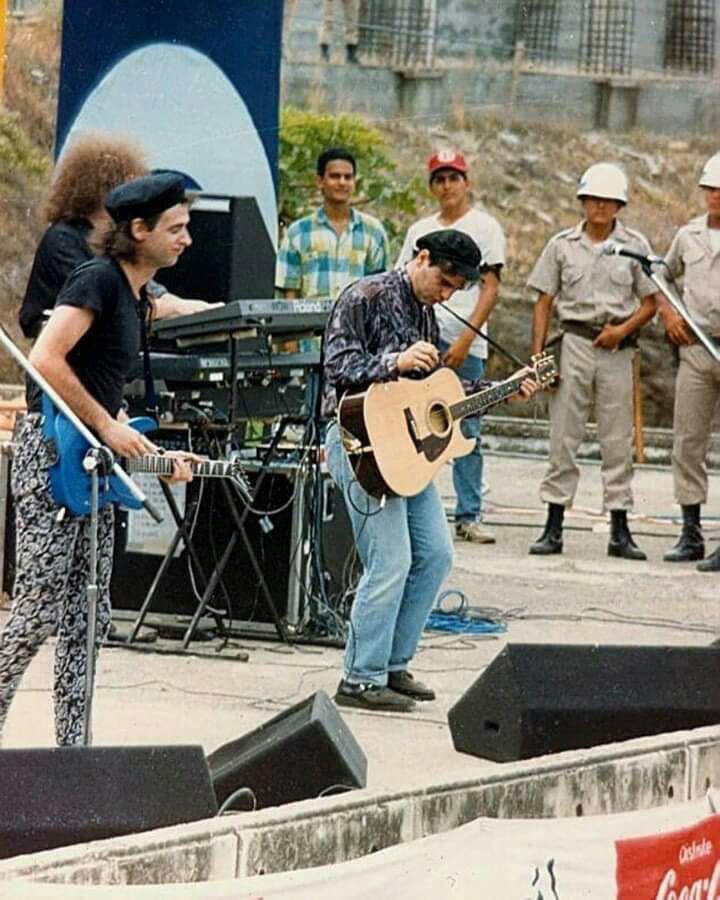 bailonpau's tweet photo. Se acuerdan cuando @PedritoExtranja tocó en la universidad de Guayaquil con Soda Stéreo? Qué tiempos! 😗 https://t.co/p43JIfDUbF