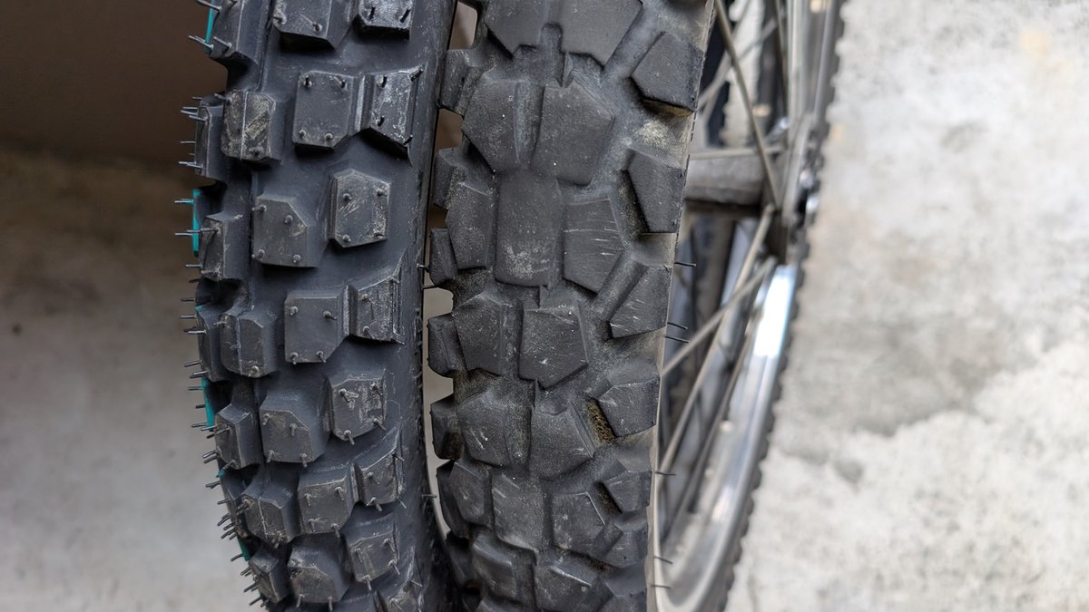 hi_bluerider's tweet photo. KLX125のフロントタイヤをIRCのGP21に交換。
リアも変えたかったけど,まだヒューズ切れの心配があるので前だけ変えて様子見です。
19インチだと選択が実質D605とこのGP21しか選べないのが辛いとこだけど,このGP21はブロックを触ってみるとD605より柔らかいのでちょっと楽しみ
#KLX125 #GP21 https://t.co/AbllLTOUTy