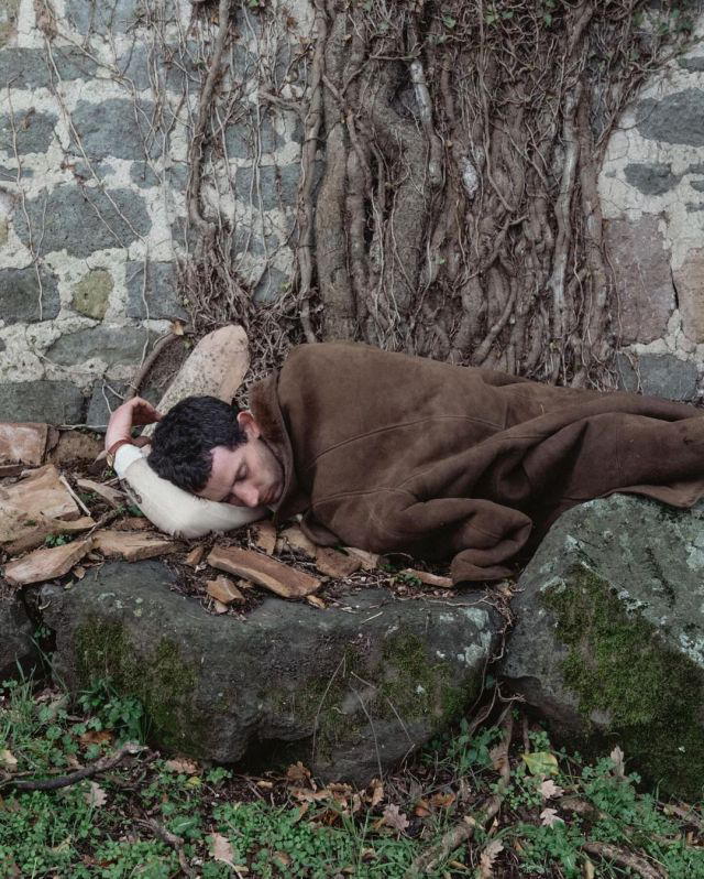 TheCinesthetic's tweet photo. Josh O’Connor on the set of LA CHIMERA. https://t.co/aZ54kaRepG
