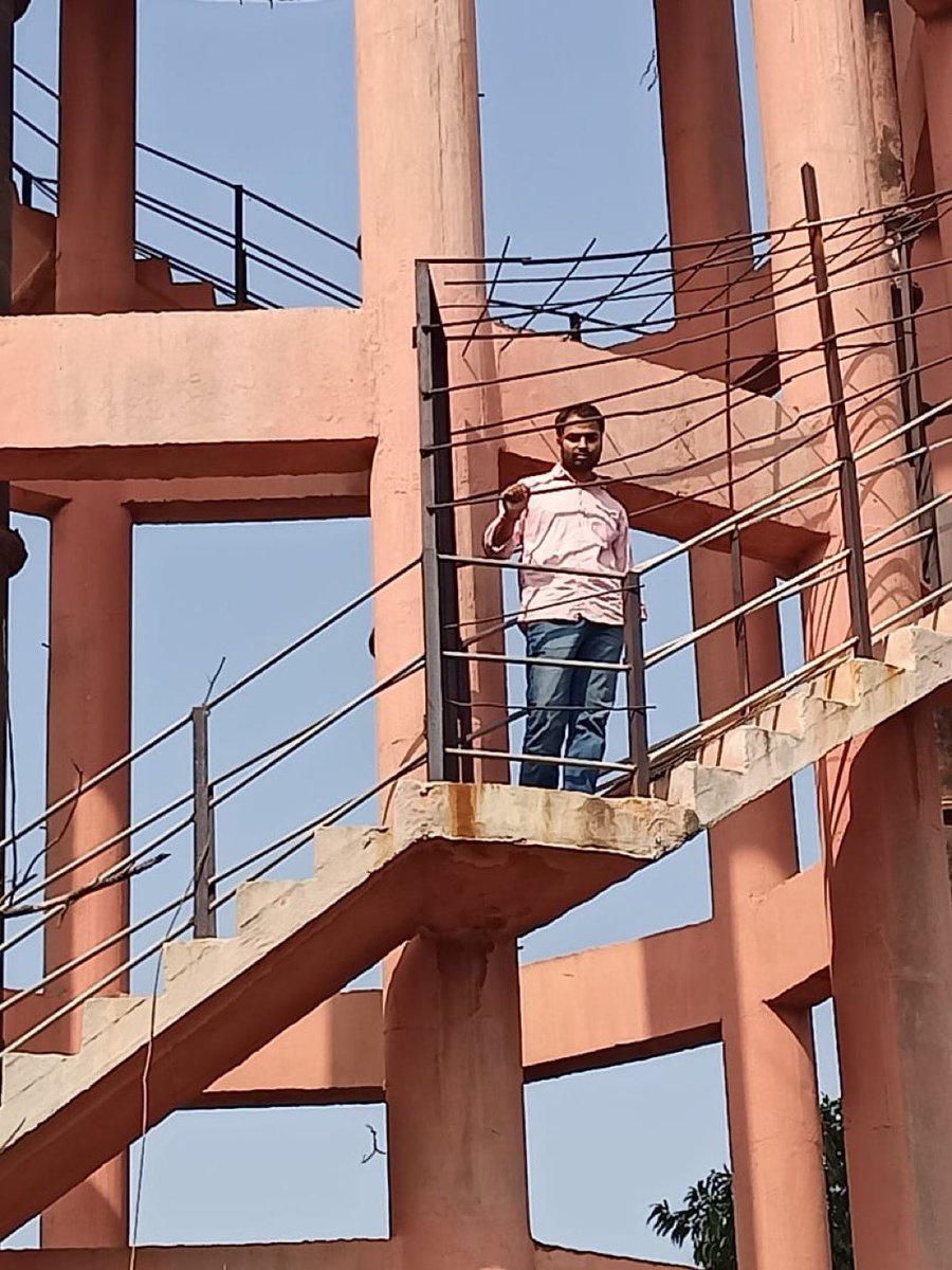 Sandeshvataksv's tweet photo. #SI_भर्ती_2021_रद्द_करो मामले मे पानी की टंकी से नेतृत्वकर्ता #विकाश_बिधूड़ी का #Live_Update!! 

#मोदी_जी पेपर लीक के खिलाफ है, #मुख्यमंत्री_जी पेपर लीक के खिलाफ है, #सरकार सहित विपक्ष के सभी विधायक पेपर लीक के खिलाफ है, #SOG सहित सभी जांच एजेंसियो ने पेपर लीक होना बताया है जिसमे अनेको #सब-इंस्पेक्टर जेल भी गए है! जिसके कुछ सबूत #Rpsc मेंवर के पास भी मिले! फिर #SI_भर्ती_2021_रद्द_क्यों_नहीं???

#विकाश_विधूड़ी संयम बनाये रखे! अपनी #सुरक्षा का ध्यान रखे! #सरकार आपकी बात जरूर सुनेगी!! 

@PMOIndia
@narendramodi
@RajCMO @BhajanlalBjp @RajGovOfficial