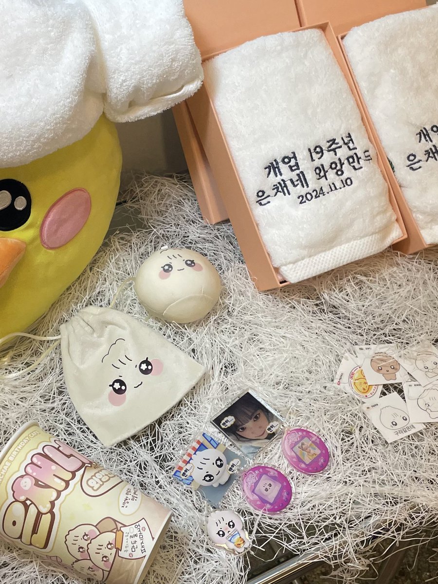 great_passion_'s tweet photo. 지대 귀엽습니다…;;; 특전받을 때 검은 봉투 주셔서 확고한 컨셉에 놀랐구 테이블에 간장 있어서 더 놀랐습니다. 은채 볼살두 그만 빠지고 영원히 만두처럼 가득했으면 좋겠어요🥟

#은채네_와앙만두 https://t.co/vVIxYj0n3e