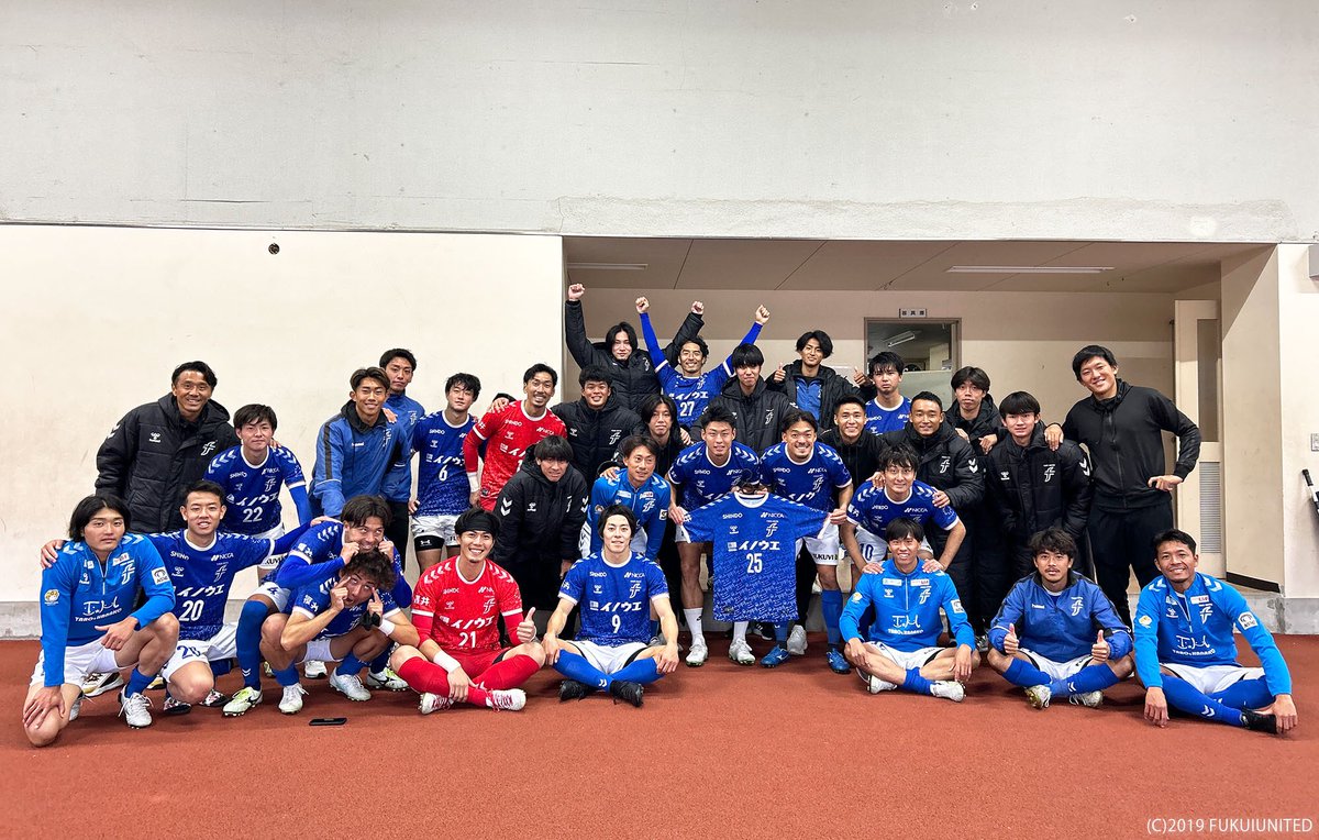 tsugu_925's tweet photo. 決勝ラウンド進出👍
ここから。本当にここから。
去年僕が敗退した時に発した言葉に責任と覚悟を持ち、この1年やってきました。
あと３つ。昇格を決めて福井の人達と共に喜ぼう。
島根まで来てくれた方、YouTubeで応援してくれた方々ありがとうございました！
行くぞJFL👍 https://t.co/BvAxad3iDq