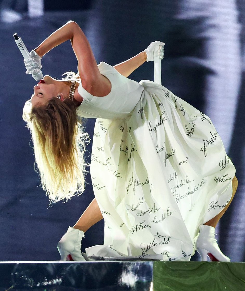 🚨| You left your maple syrup at my apartment, straight from The Toronto Poets Department! Taylor Swift's 'The Eras Tour' officially takes over Toronto, Ontario's very own Rogers Centre in exactly 4 days! 🍁🫶🏻✨🔥🇨🇦