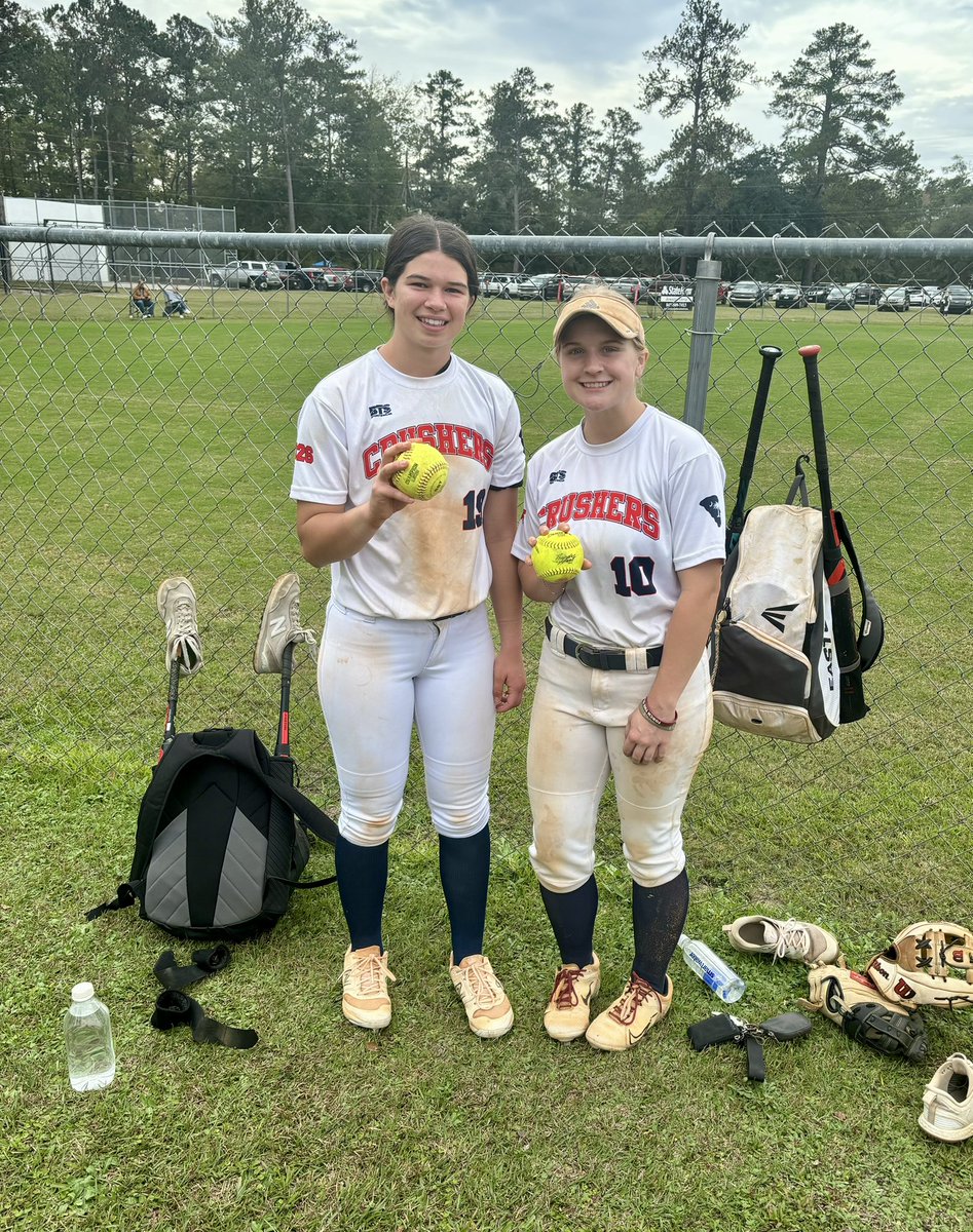 Good morning 💣💣 Molly Vaughn ‘25 and Frances Laughlin ‘26