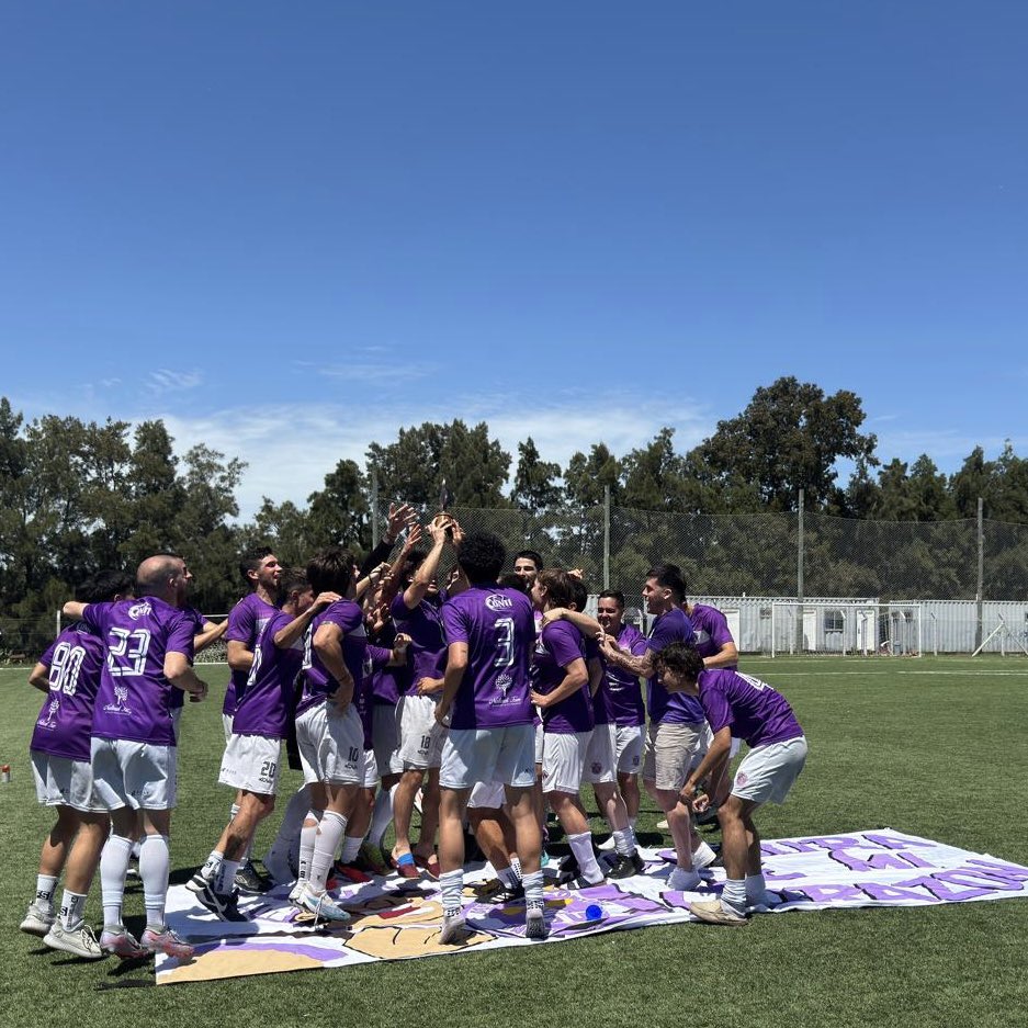 LUD_Oficial's tweet image. ¡𝗦𝗘𝗖𝗨𝗘𝗡𝗖𝗜𝗔 𝗗𝗘𝗟 𝗖𝗔𝗠𝗣𝗘Ó𝗡! 🎉⚽️🏆

En la Divisional “C” de la categoría #Mayores del #futbol de la @LUD_Oficial hay campeón y es @DefensorU 👏🏼👏🏼👏🏼

¡Felicitaciones muchachos! 

Presenta: @AntelDeTodos @SummumUY @Perifar_uy 

#SomosLaLiga