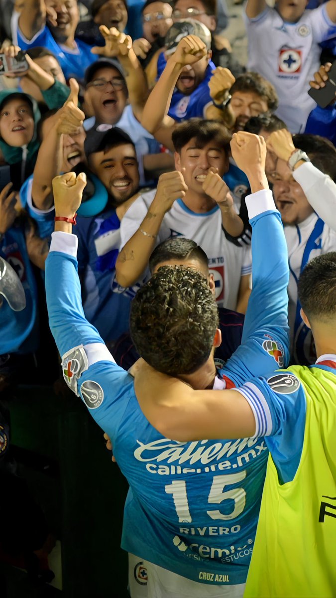 gvlo2008's tweet photo. Qué espectacular imagen del triunfo de @CruzAzul anoche, ¡la unión del equipo y la afición! https://t.co/XQyn35svbz