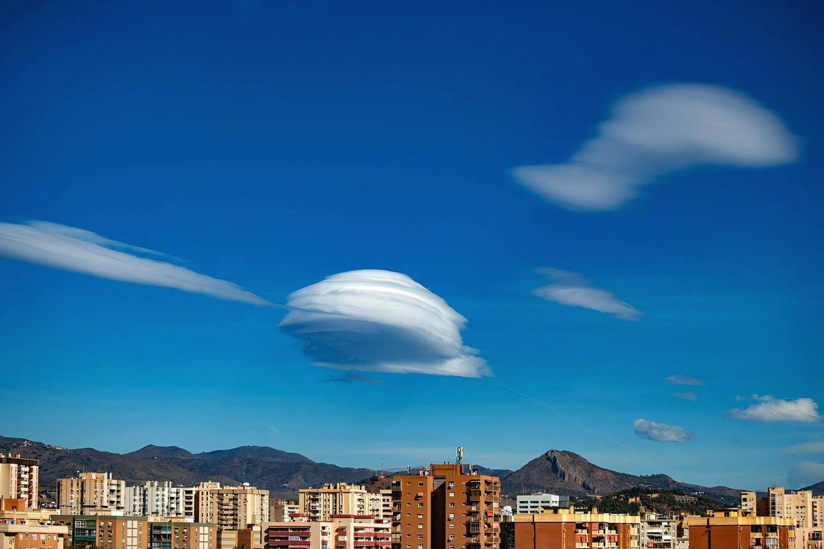 tormentayrayos's tweet photo. La magia de los lenticularis en #Málaga capital. https://t.co/bCud7br8sn