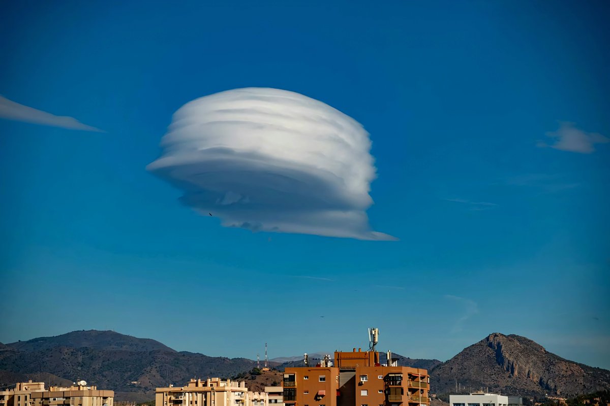tormentayrayos's tweet photo. La magia de los lenticularis en #Málaga capital. https://t.co/bCud7br8sn