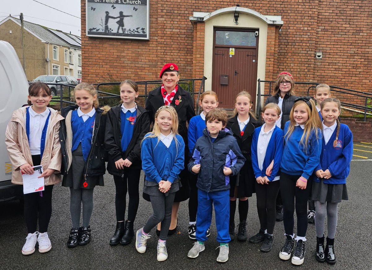 Diwrnod coffa 2024. <a href="/MrJamieHallett/">Mr Hallett</a> <a href="/MrHopton/">Mr Hopton</a> 
We will remember 🌺🏴󠁧󠁢󠁷󠁬󠁳󠁿🇬🇧 #siarteriaithybs <a href="/EAS_Cymraeg/">Cefnogi'r Gymraeg</a>