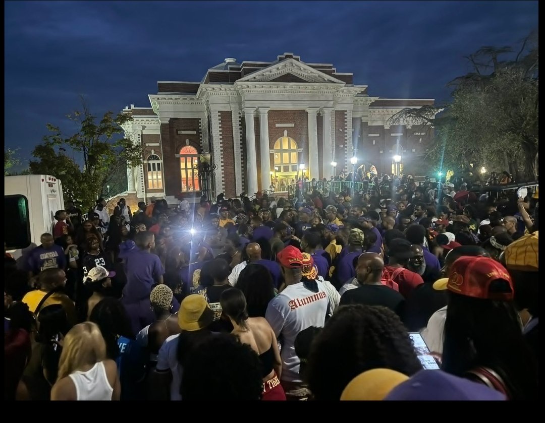 mpandey03's tweet photo. Shocking Tragedy Strikes at Tuskegee University during its 100th homecoming! A senseless act of violence has left one dead and multiple others injured. It’s time to take a stand against such brutality and demand justice.
#AlabamaShooting #EndViolence #JusticeForVictims https://t.co/OUR79O5wIP
