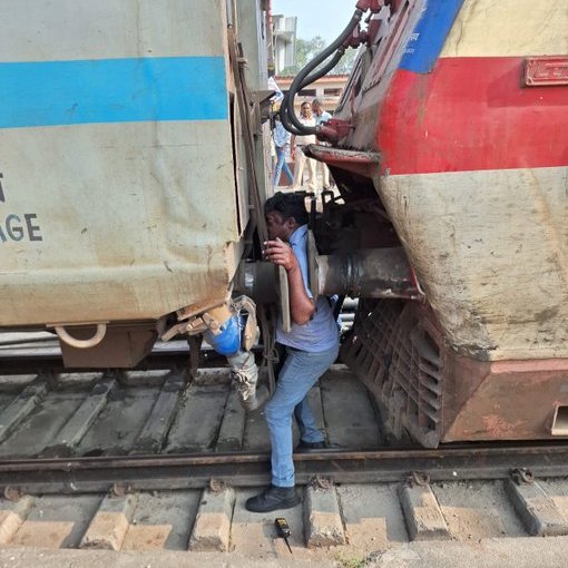 Bhikki3's tweet photo. Instead of launching Vande Bharat Trains, make automatic train coupling mandatory across all trains. Let’s fix the basics first, then aim for luxury.

#TRAIN #TrainAccident #Bihar
"RIP Sir" "Rest in Peace" https://t.co/It3vqItu6w https://t.co/bbjGVZLyiK