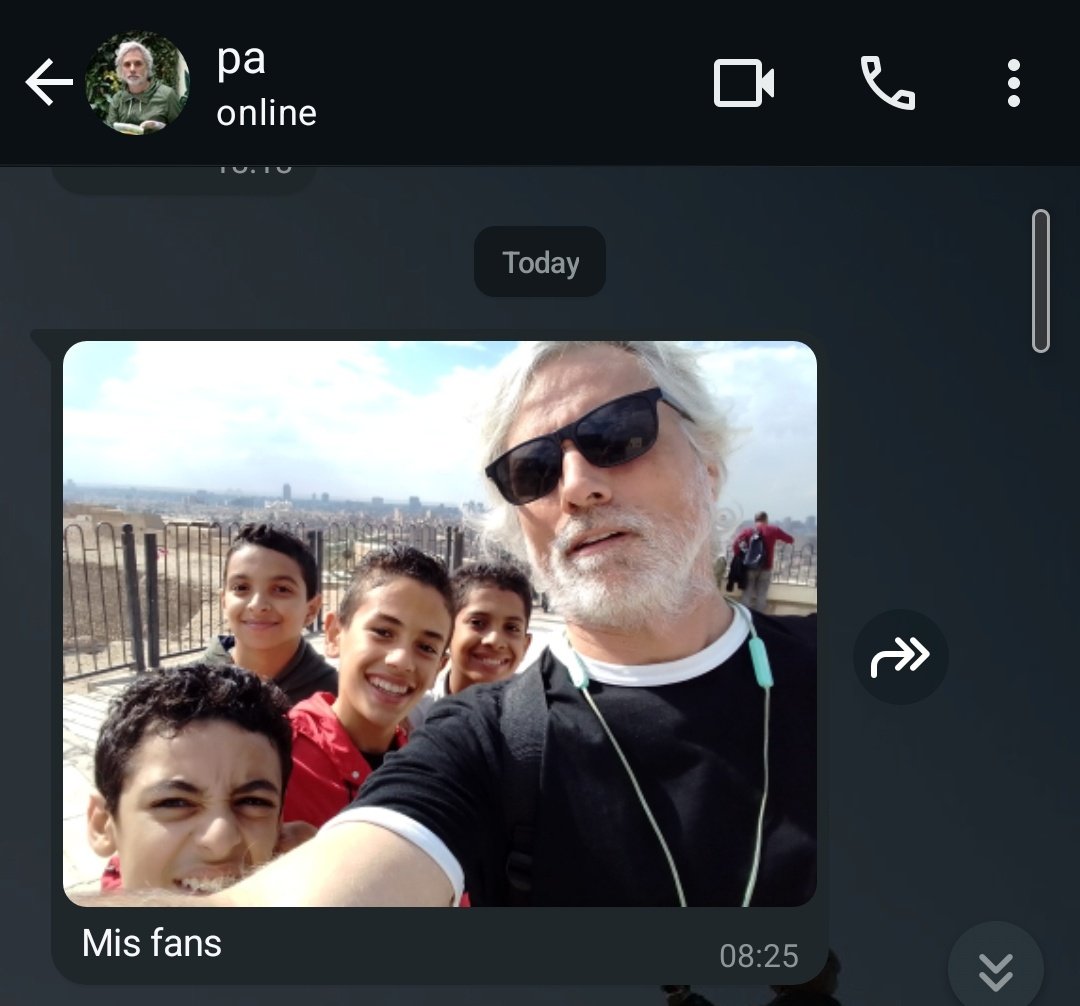 Los nenes en Egipto le piden fotos a mi papa