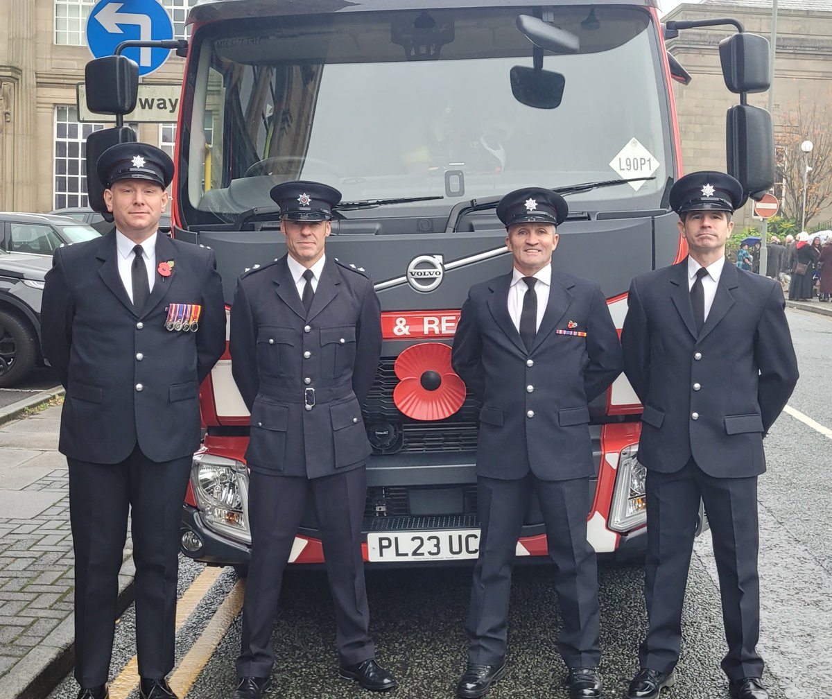 StuartGervaise's tweet photo. A real honour for me today ! I had the privilege of laying the wreath at Burnley Remembrance Day Parade on behalf of Lancashire Fire and Rescue Service, fantastic turn out as usual, well done to all the people of Burnley for always remembering 🙏💪🚒🔥👌 https://t.co/4jJ9aSfP7v