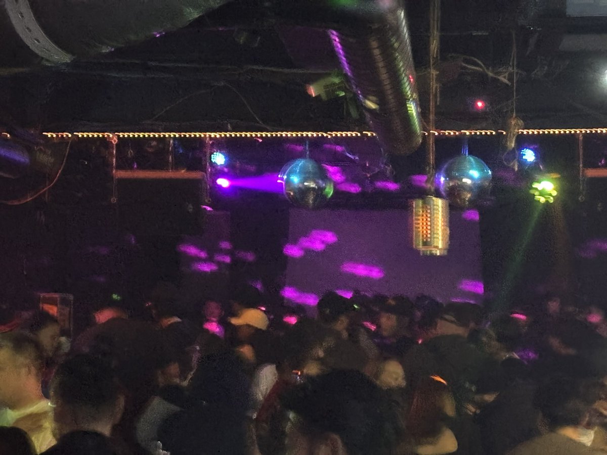 kazrock1977's tweet photo. 今日はお世話になってるIRIE BAR  @IRIEBAR045 のイベントに、ほとんど何もしてませんがスタッフで参加させて貰いました🔥🔥🔥
すごい方ばかりがDJで終始気持ち良い空間でした🤙🤙🤙

まちゃあきさん @IRIEBAR お疲れ様でした😊

#VinylJunkie
#IRIEBAR
#BRIDGE
#元町
#元町中華街 https://t.co/hKVgKfDeYJ