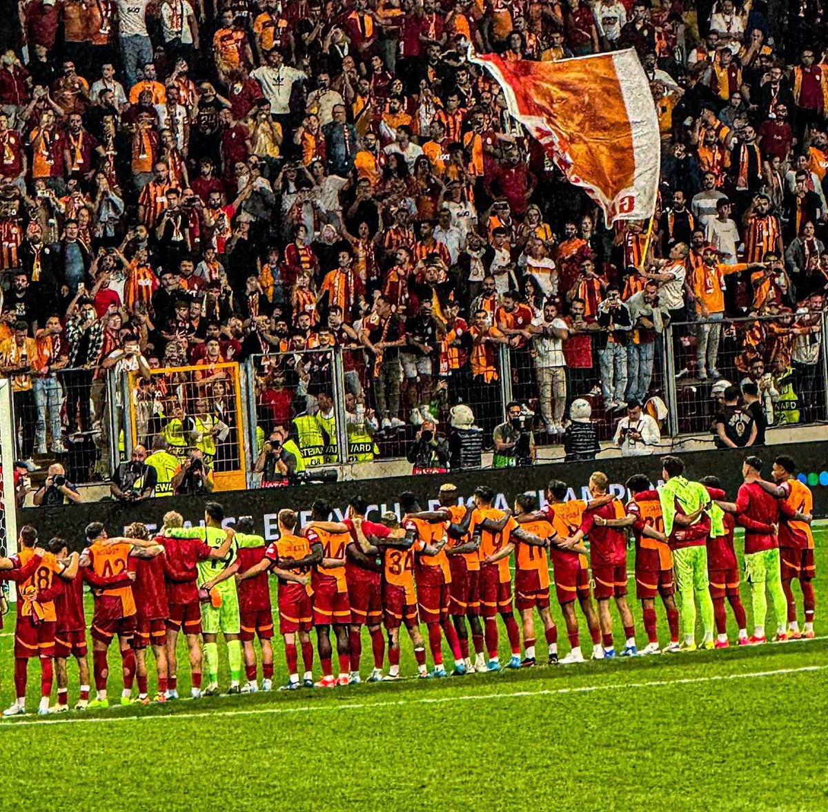 Niye seveyim seni GALATASARAY mısin sen ? ♥️💛🦁