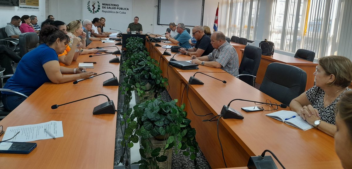 MINSAPCuba's tweet photo. 🩺 Ministro de Salud Pública🇨🇺 @japortalmiranda preside Consejo de Dirección del @MINSAPCuba donde evalúan acciones para la recuperación en instituciones del sector afectadas por el huracán Rafael; distribución de agua y otros recursos para garantizar vitalidad de los servicios. https://t.co/zF1wI8nWdT