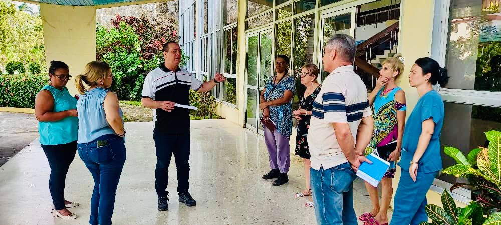 MINSAPCuba's tweet photo. 🩺 Ministro de Salud Pública🇨🇺 @japortalmiranda preside Consejo de Dirección del @MINSAPCuba donde evalúan acciones para la recuperación en instituciones del sector afectadas por el huracán Rafael; distribución de agua y otros recursos para garantizar vitalidad de los servicios. https://t.co/zF1wI8nWdT