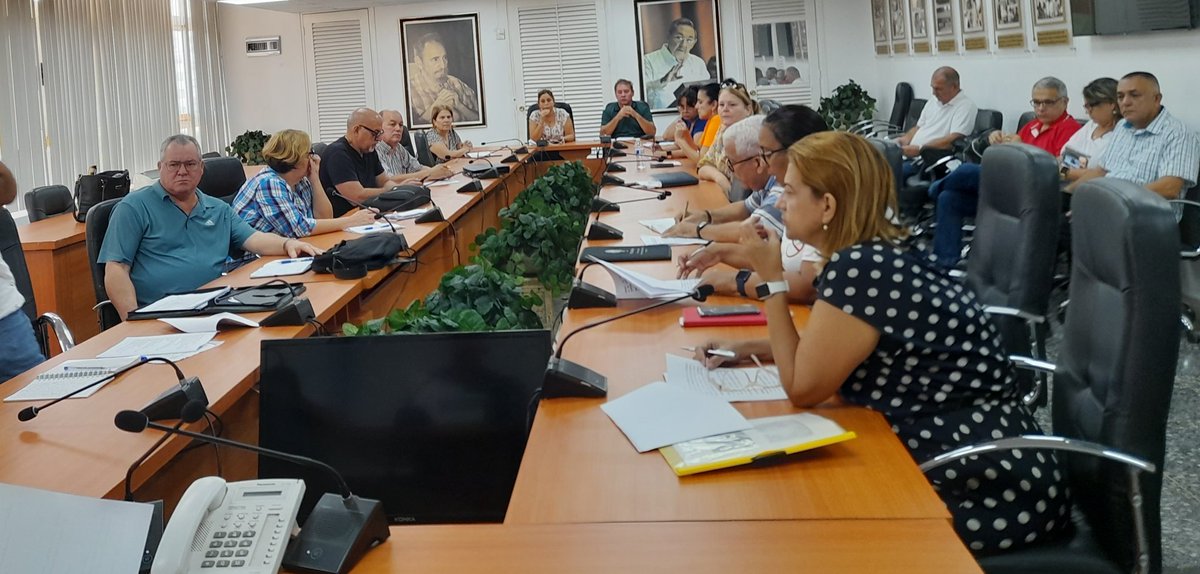 MINSAPCuba's tweet photo. 🩺 Ministro de Salud Pública🇨🇺 @japortalmiranda preside Consejo de Dirección del @MINSAPCuba donde evalúan acciones para la recuperación en instituciones del sector afectadas por el huracán Rafael; distribución de agua y otros recursos para garantizar vitalidad de los servicios. https://t.co/zF1wI8nWdT