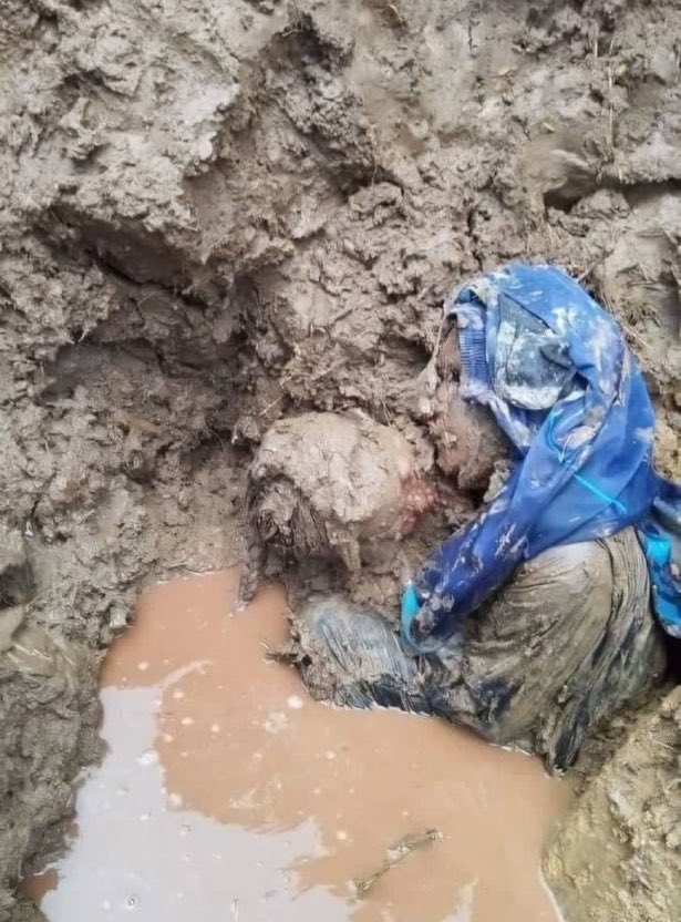 ❌⚠️L’image est absolument incroyable et effroyable.

Une mère palestinienne et son enfant retrouvés au fond de la boue à Gaza, avant de mourir elle serra fort dans ses bras son enfant pour la protéger.

L’image est vraiment d’une tristesse inouïe 😔