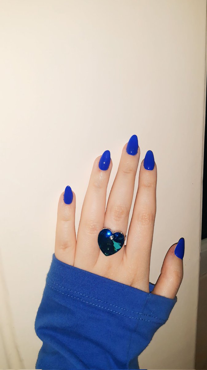 اونایی که فرندز دیدن میدونن کی ناخناشو این رنگی میزد 😂😭