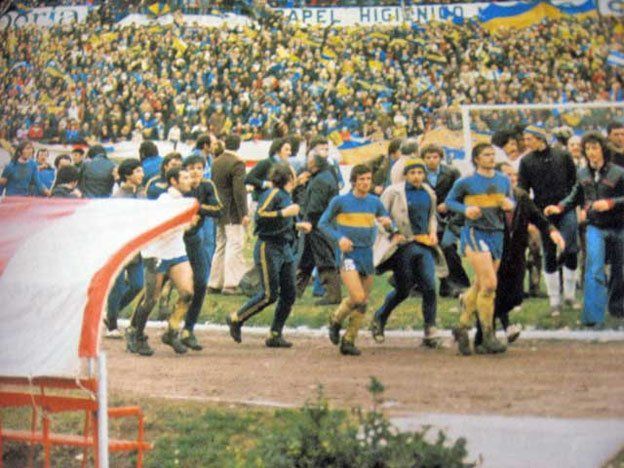HistoriaBocaa's tweet photo. 🔵 Metropolitano 1976 🟡

Un 04/08/1976 Boca vencería a Unión por 2 a 0 y se consagraría campeón del Metropolitano 1976 de la mano del Toto Lorenzo luego de 6 años de espera 🏆 https://t.co/Ryh3AQsaN7