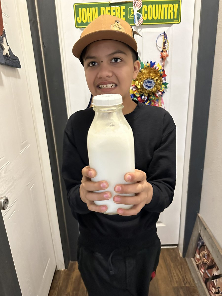 AutismNotEvery1's tweet photo. Good morning #Twitterfam, today David is showcasing the cream separation on fresh milk! The resulting cream will be used to create tasty butter. Stay tuned! #SmileWithLittleD #LearnWithLittleD #CookingWithLittleD #SauceIt4Autism #Autism https://t.co/phiQa3J905