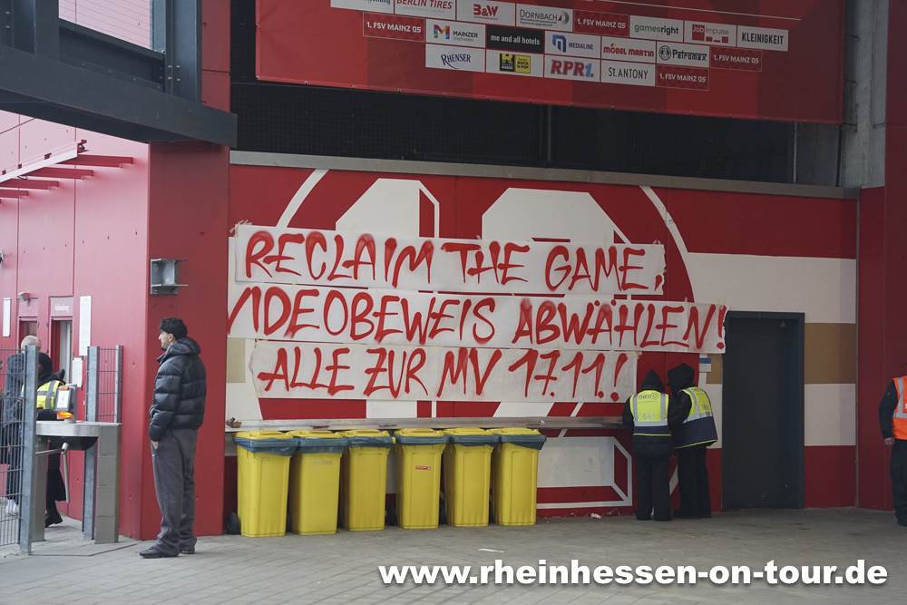 FasziFankurve's tweet photo. „Der Videobeweis gehört abgeschafft“: Wie die Fanszene von #Mainz05-Fanszene den #Videobeweis in der #Bundesliga & dem #DFBPokal zu Fall bringen will 👉 https://t.co/hNnUDowAsW #M05BVB #VAR https://t.co/2nu3WlsEeR