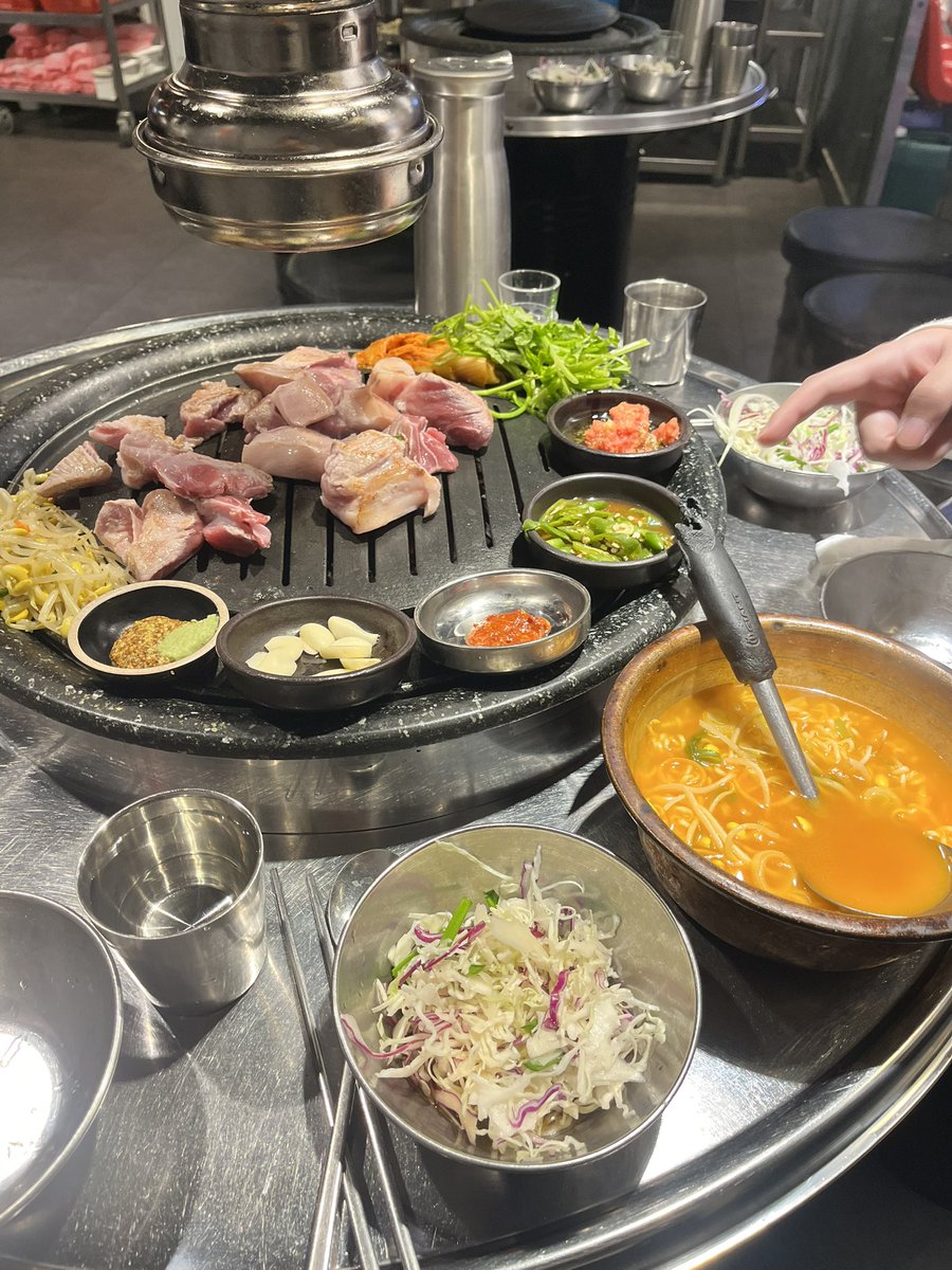 boomboom620's tweet photo. 韓国に8年位住んでるけど超オススメの焼肉やさん「조연탄」🫶🏻
済州島産の豚肉「제주먹고기(チェジュモッコギ)」が超絶美味しいから是非！
「비빔냉명(ビビムネンミョン」注文すると生きてるタコをその場で切ってくれるよ🥳
肉を3人分以上頼むと明太子がサービス！

📍 서울 강서구 화곡동 782-12 https://t.co/YmrT2ZoGHo
