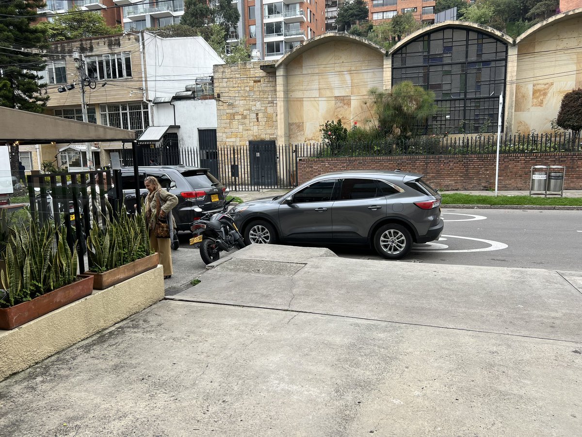 gabesilva1's tweet photo. @SectorMovilidad ayuda con una situación por favor. Carros obstaculizando la vía en la Cra. 4 con Cll 69 en Chapinero, bloqueando entradas y salidas y la misma vía generando riesgos para peatones, conductores y residentes. Ocurre todas las mañanas especialmente el fin de semana. https://t.co/EicbYvdTaR