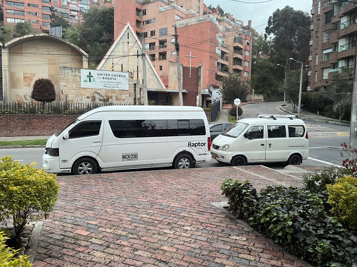 gabesilva1's tweet photo. @SectorMovilidad ayuda con una situación por favor. Carros obstaculizando la vía en la Cra. 4 con Cll 69 en Chapinero, bloqueando entradas y salidas y la misma vía generando riesgos para peatones, conductores y residentes. Ocurre todas las mañanas especialmente el fin de semana. https://t.co/EicbYvdTaR