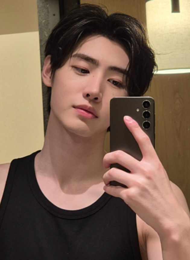 Sunghoon of ENHYPEN treats with new selfies.