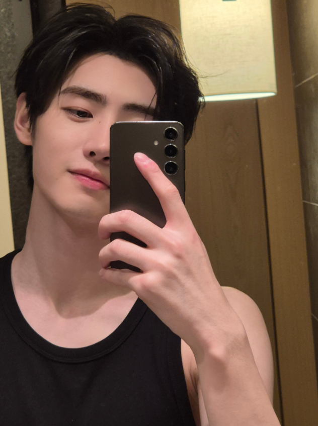 AboutMusicYT's tweet photo. Sunghoon of ENHYPEN treats with new selfies. https://t.co/QYoiPmMOW4