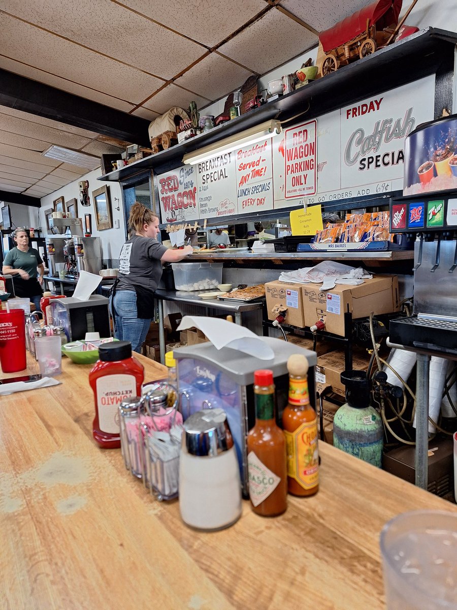 ChazzD25's tweet image. Man I love a place that still feeds you a good breakfast for under $10. #Redwagon