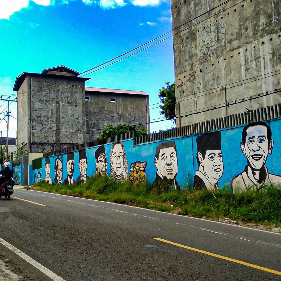 "Pojok Presiden Indonesia"

Salah satu bentuk kreativitas warga Palabuhanratu.

Tebak lokaysen?? 😅

#indonesia #Palabuhanratu #sukabumi #jawabarat #haripahlawannasional

📸 : storyfano21_