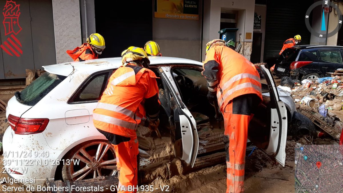 📷Imágenes de las actuaciones de las unidades de bomberos y bomberas forestales de Enguera, la Font y unidad helitransportada de Enguera en la calle Muntanya de Algemesí.

#LosDeAmarillo