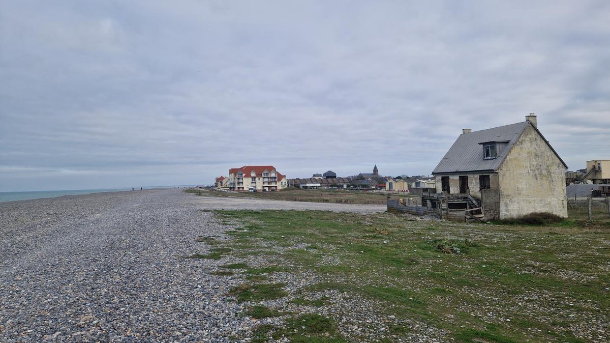 CourrierPicard's tweet photo. Cayeux-sur-Mer : une quinzaine de #migrants empêchée de prendre la mer https://t.co/HiYbHEO1rU https://t.co/9SQkoEg03R