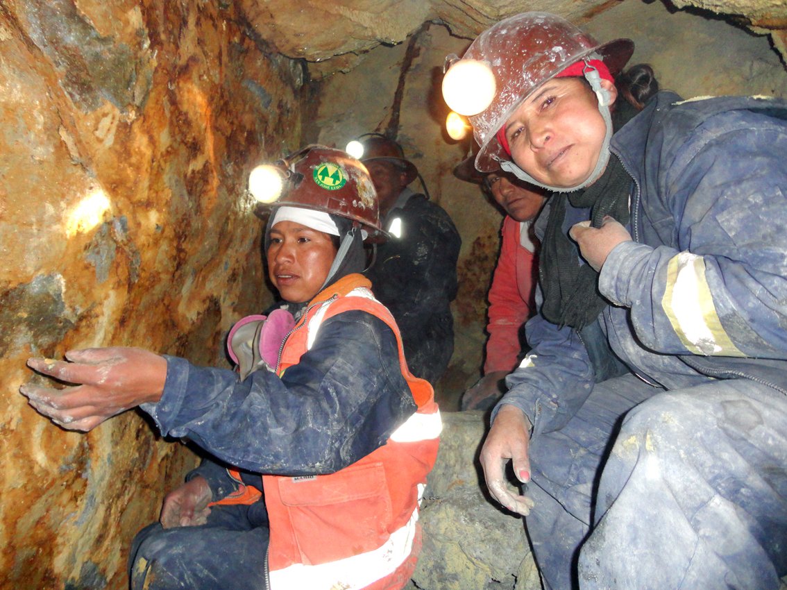 labruja_medusa's tweet photo. Las mujeres mineras existen y siempre han existido, Ángel, que seas un machista de mierda es problema tuyo https://t.co/NhUfqzKukA