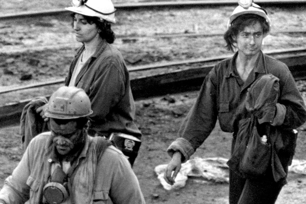 labruja_medusa's tweet photo. Las mujeres mineras existen y siempre han existido, Ángel, que seas un machista de mierda es problema tuyo https://t.co/NhUfqzKukA