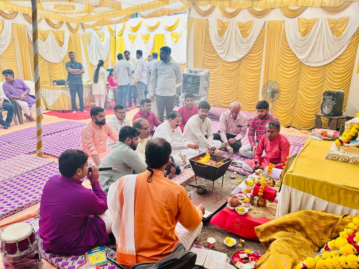SamarthBhattGJ's tweet photo. ગુજરાતમાં અભાવિપ કાર્ય માટે વર્ષોથી મહત્વપૂર્ણ એવી રાજકોટ મહાનગર શાખા ના નિર્માણ થનાર કાર્યાલયનું ભૂમિપૂજન રાજ્યસભા સાંસદ શ્રી @irammokariya જી, અભાવિપ ગુજરાત પ્રદેશ અધ્યક્ષ શ્રી Laxmanbhai Shamalbhai Bhutadiya જી અને પ્રદેશ સંગઠન મંત્રી શ્રી @HimalayZala જી ની વિશેષ ઉપસ્થિતિમાં સંપન્ન થયું.