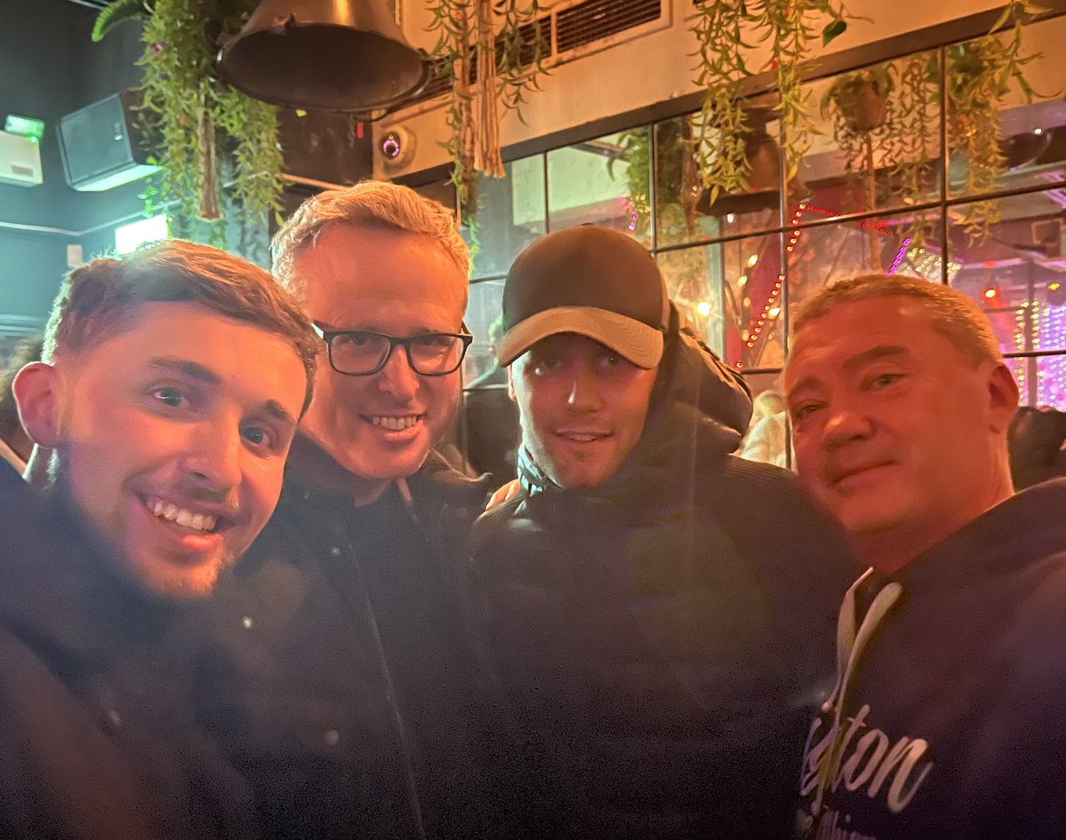 BrightonMart's tweet photo. Nice to meet the #BHAFC main main Fabian Hürzeler in town last night after that famous victory over Man City! 🔵⚪️✌️- top work @CooperJake69! https://t.co/boyndyHsZX