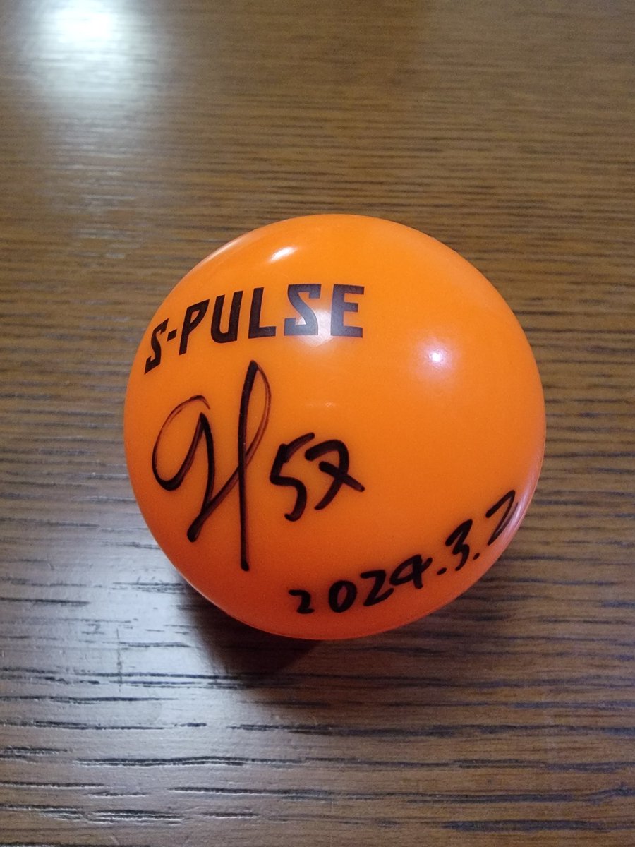 supportsSPIDRB's tweet photo. 今季ホーム開幕戦、バックスタンドで57番のGKユニフォームを掲げている僕に歩み寄って手渡して下さった権田さんのサインボール。この時既に清水での最後のシーズンとわかって臨んでいたことを知ると、更に重みを感じてしまう。本当にありがとうございました。大切にします。 https://t.co/0j6qjFhmJA