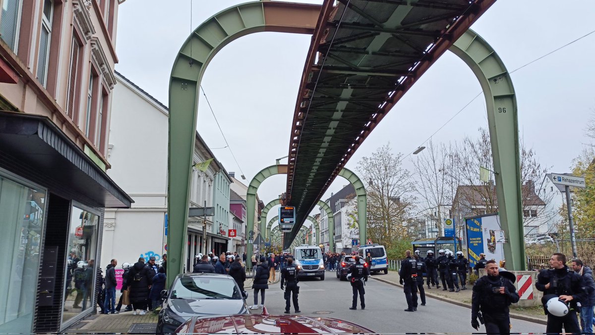 Stadium_Tr's tweet image. 🇩🇪 Animation de Wuppertal en 4ème division allemande 🔥

#WSVMSV #WSV (🎥 @PuckJansen1954)