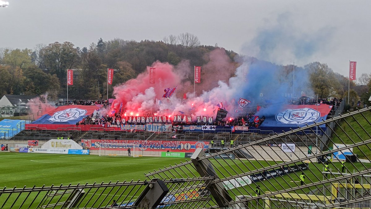 Stadium_Tr's tweet image. 🇩🇪 Animation de Wuppertal en 4ème division allemande 🔥

#WSVMSV #WSV (🎥 @PuckJansen1954)