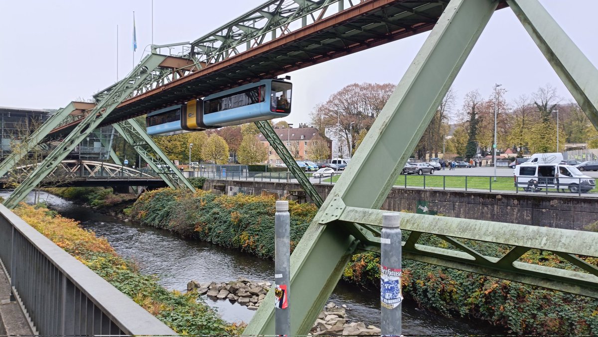 Stadium_Tr's tweet image. 🇩🇪 Animation de Wuppertal en 4ème division allemande 🔥

#WSVMSV #WSV (🎥 @PuckJansen1954)